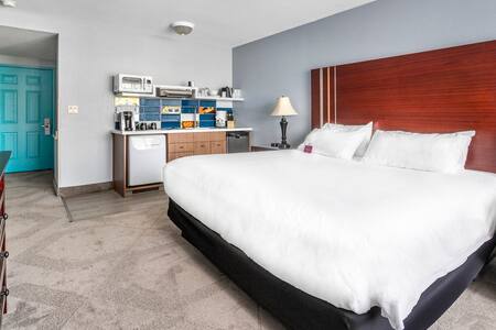 King bed w/kitchenette - 2 blks from the beach