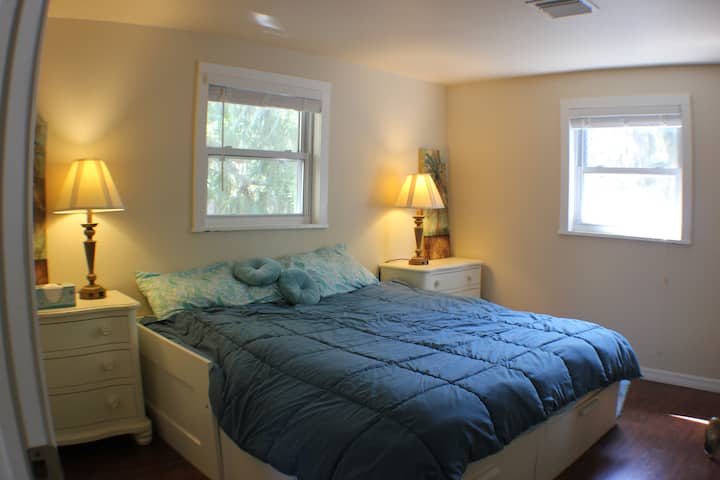 Главна спална соба со брачен кревет (широк 180-220 см)