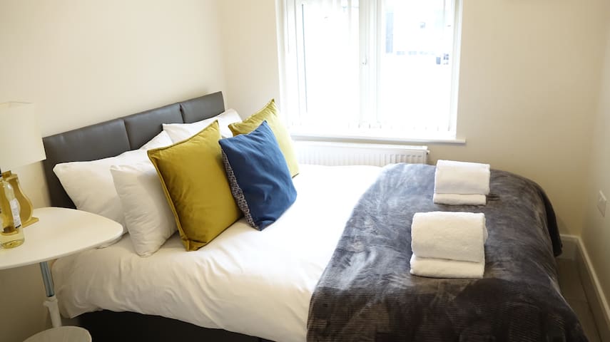 Flight house 3 parking spaces by Heathrow for 17 gallery image 3