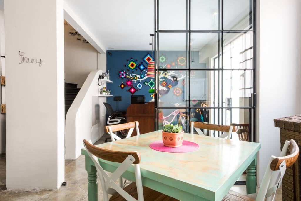 The dinning room is great for meetings and reunions. Projector, screen and printer available.
