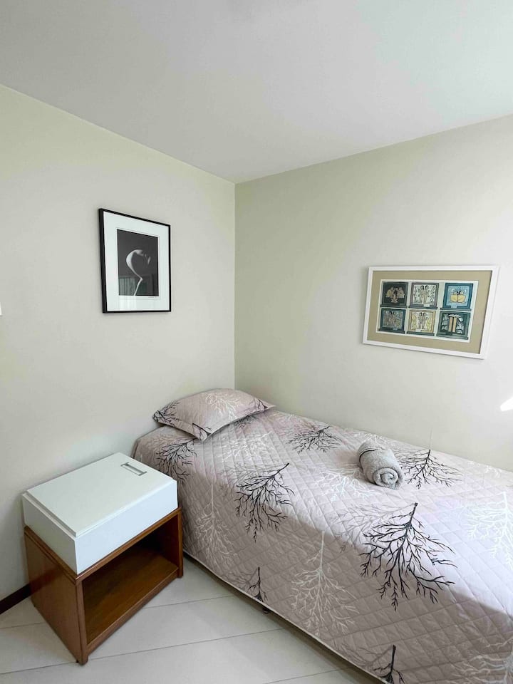 Прва спална соба со работен простор