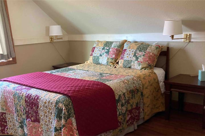 Საძინებლის ზემოთ არის 12’x14’, გაწყობილია საწოლით და უამრავი სათავსოთი.  Ხალხმა თქვა, რომ ჩემი საწოლები ძალიან კომფორტულია, ერთადერთი მიზეზი, რის გამოც ისინი გავიდნენ, არის ის, რომ yummy საუზმე შაბათს/მზე!