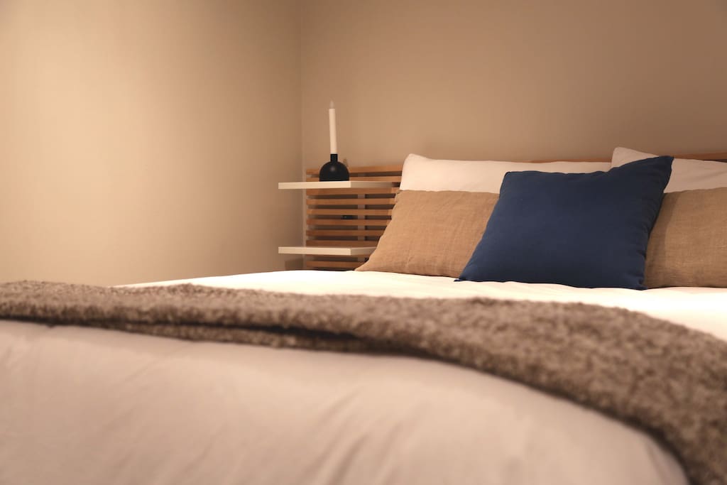 Bedroom D-1 Queen Bed