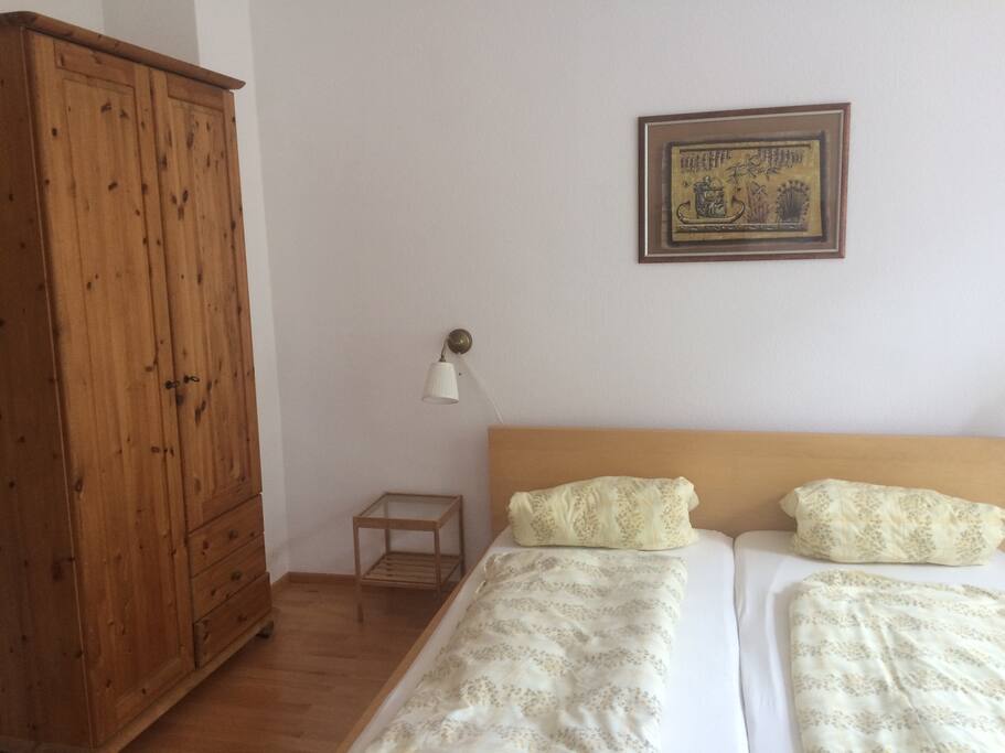 Helles Zimmer mit Doppelbett