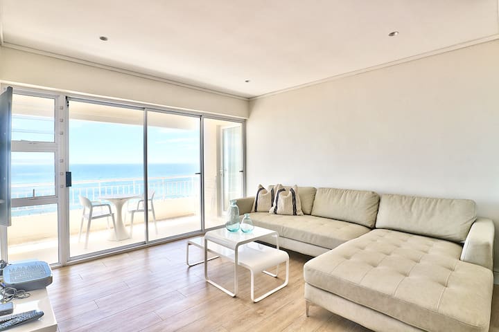 Bright Central Beachfront in Mouille Point