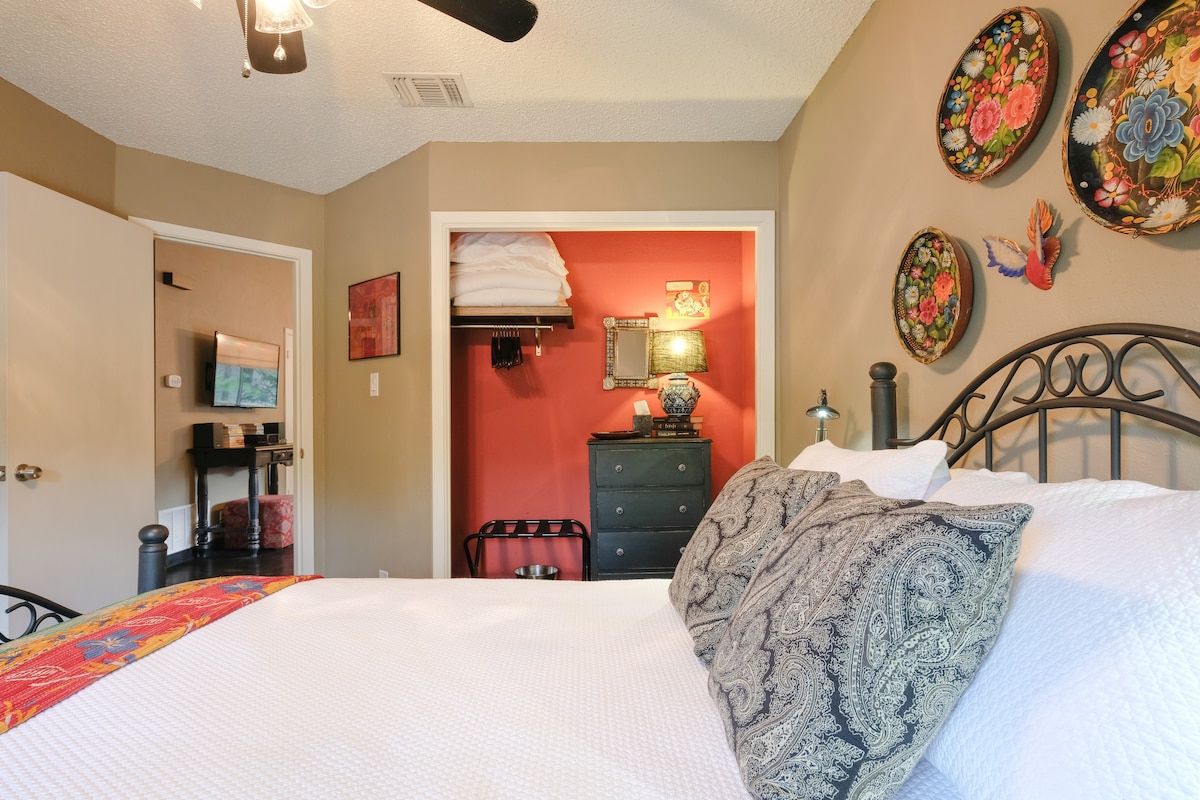 Comfortable Central Apartment with Unique Austin Vibe Perfect for Long-term Stays