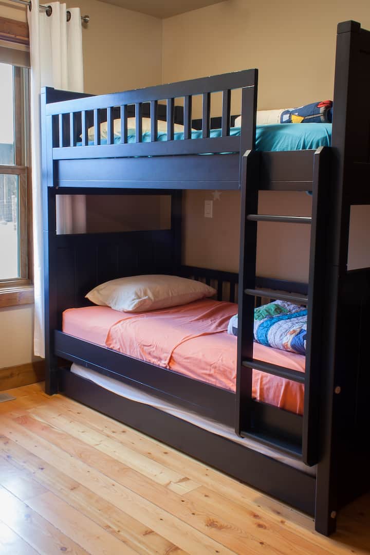 bunk beds + trundle in 'kids room'.