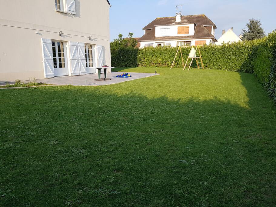 Terrasse et grande partie du jardin exposés plein sud.