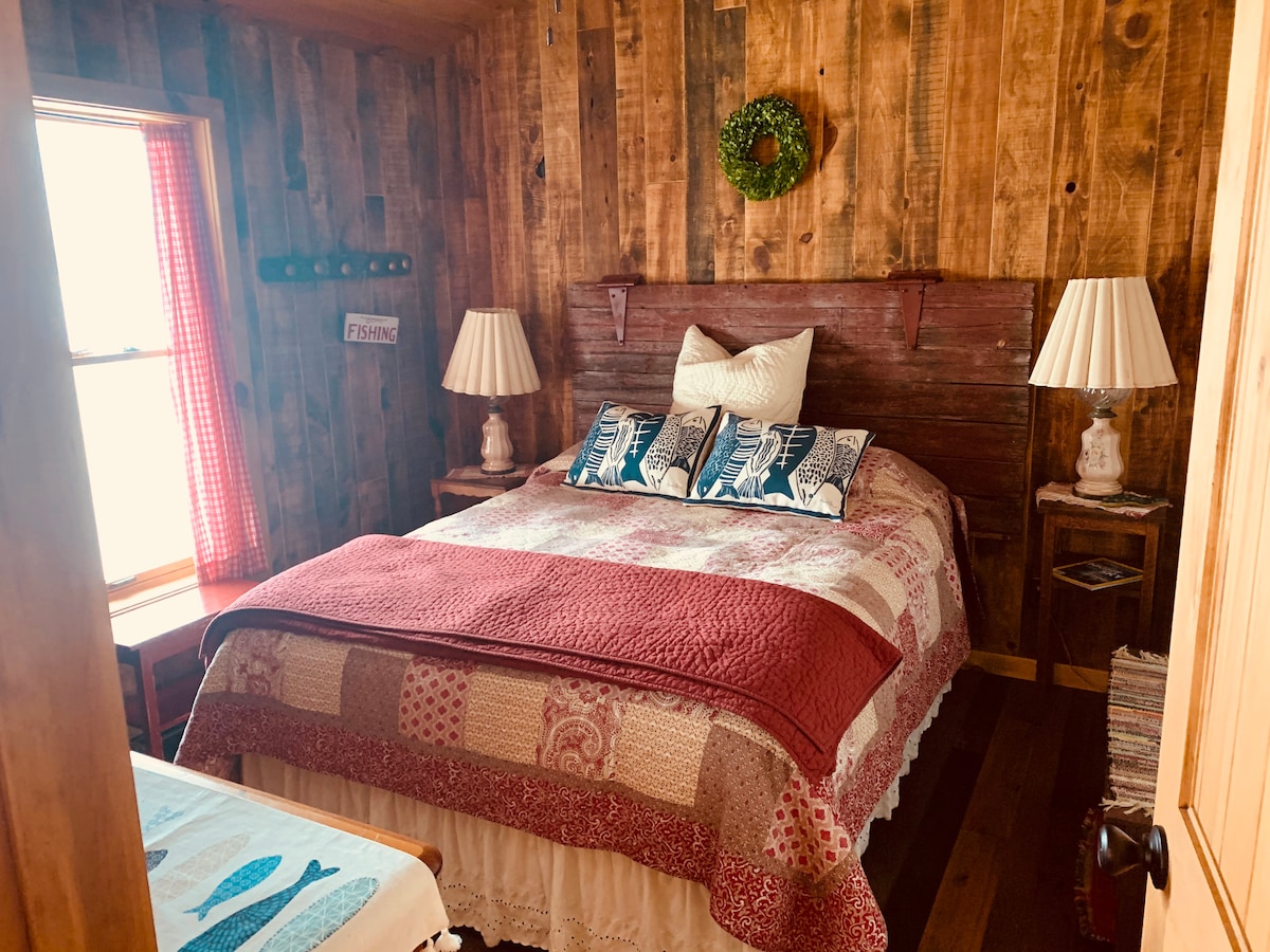 Krásna menšia manželská posteľ pri jazere s jedinečnou výzdobou, vysokým stropom (a stropným ventilátorom), ako aj množstvom zásuviek a lavičiek na uskladnenie.  Ľahko som brúsila a nastriekala niekoľko kabátov matných dverí stodoly, aby som vytvorila zaujímavé čelo postele.