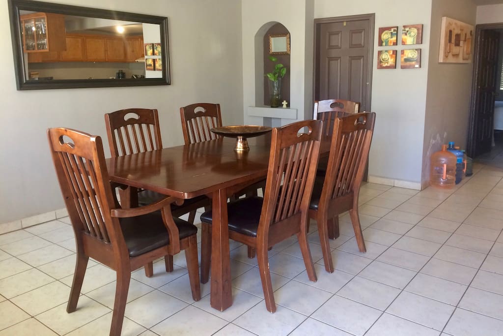 Comfortable dining area to enjoy family time.