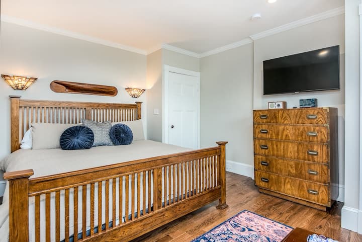 Camera da letto principale: letto king-size, cassettiera, TV su supporto a muro regolabile, radio con connettività Bluetooth