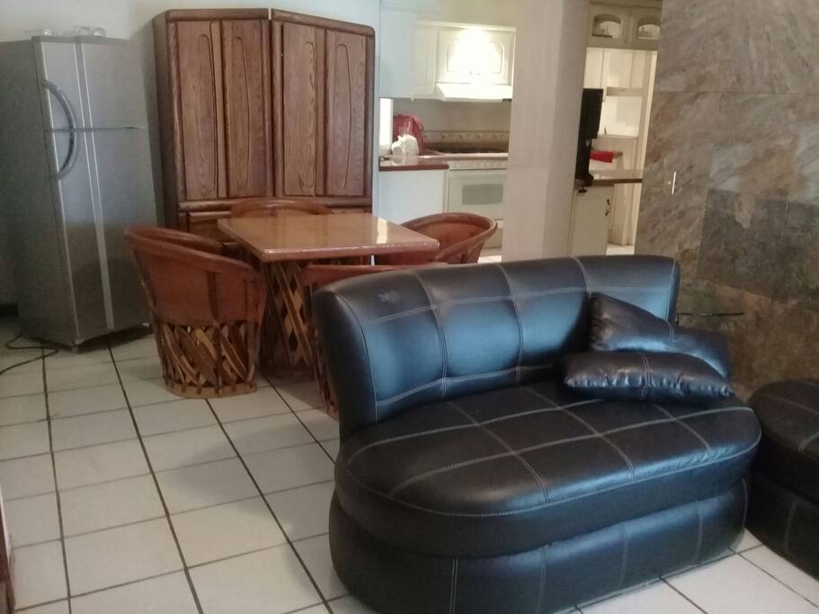 comedor de equipales de piel, muy comodos , asi como sala de piel, con esquinero.