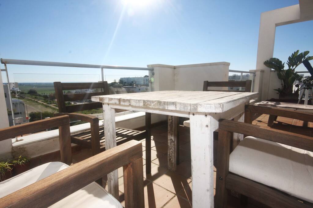 Vista al mar, al faro de Trafalgar desde la terraza sur