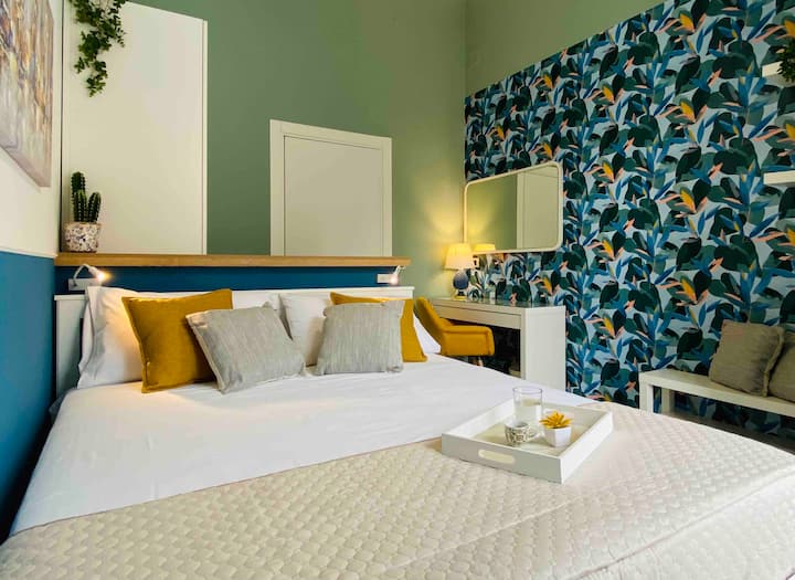 Chumba cha majira ya joto kilicho na roshani na bafu la kujitegemea