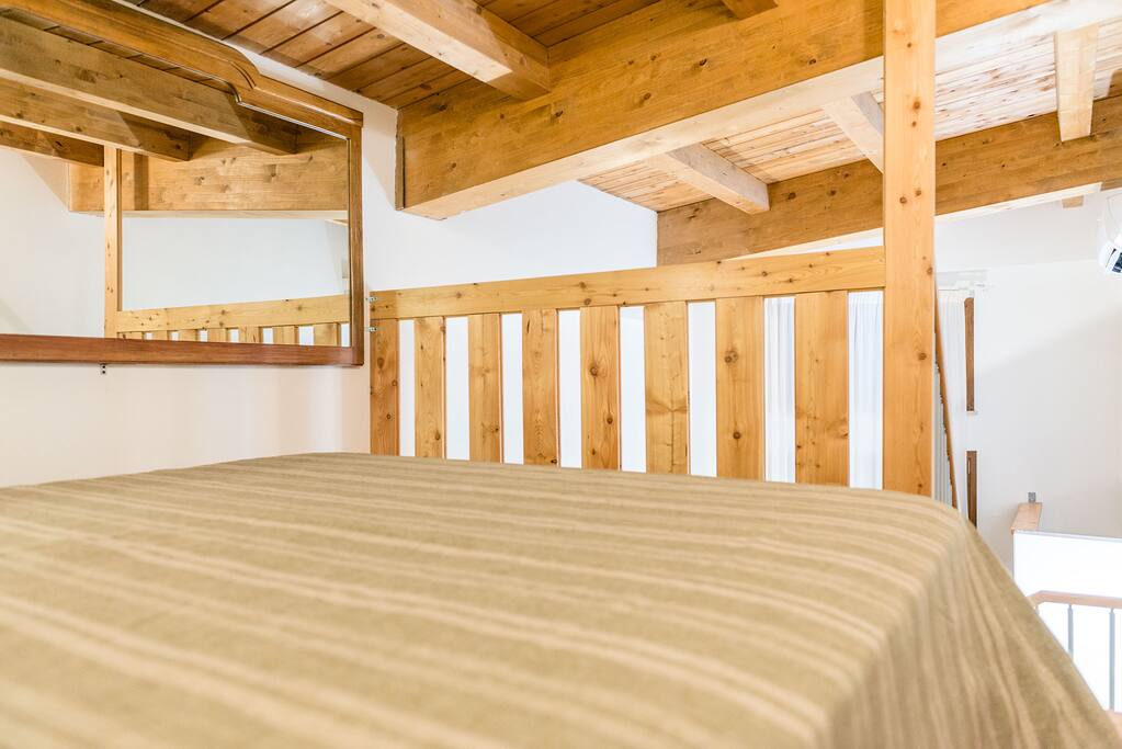 La zona letto soppalcata