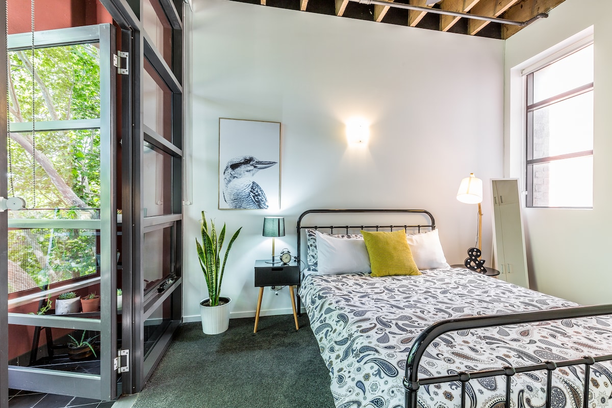 Dormitorio con cama tamaño queen con colchón de espuma viscoelástica súper cómodo