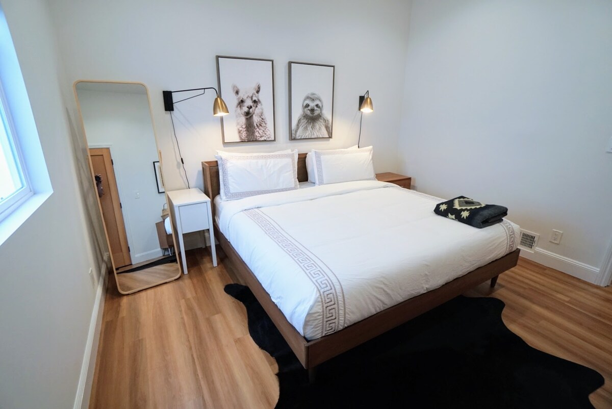 2 - ра спалня има  суперголямо двойно легло с матрак с мемори пяна Tuft&Needle. Има достатъчно място за съхранение на дрехи. 