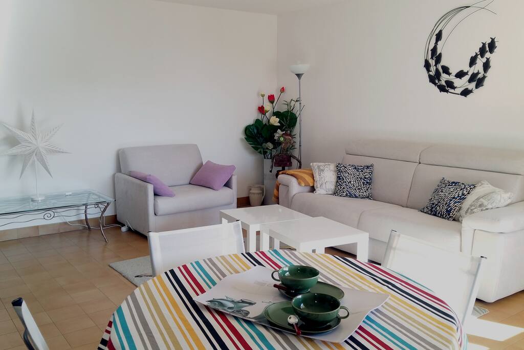 Lit-canapé PoltroneSofa pour un couchage en 160 cm. Tout neuf donc très confortable