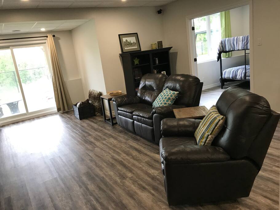 8 foot ceilings in living room with walk-out accessing back yard and terrace / Plafonds de 8 pieds au salon avec walk-out accédant la terrasse et la cour arrière