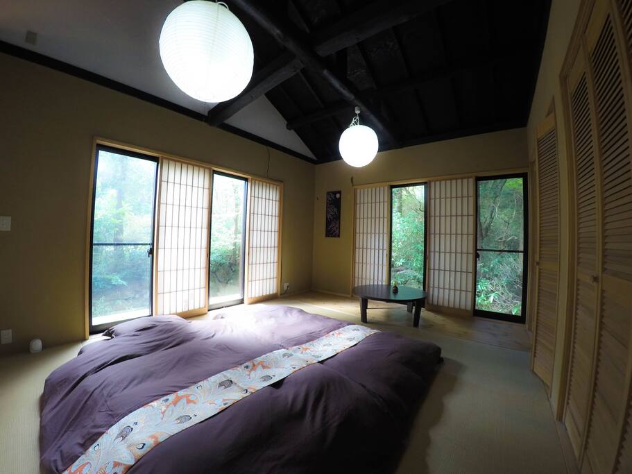 Tatami room, four futon can be laid out.広々とした和室でゆっくりとお過ごしください