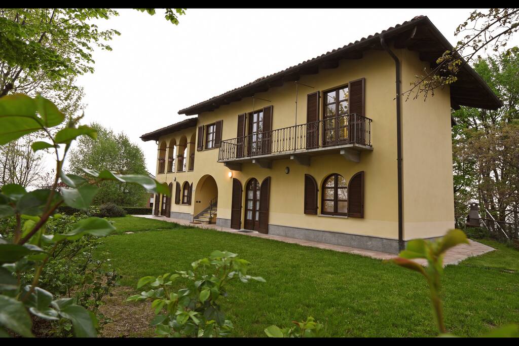 la casa e il giardino antistante