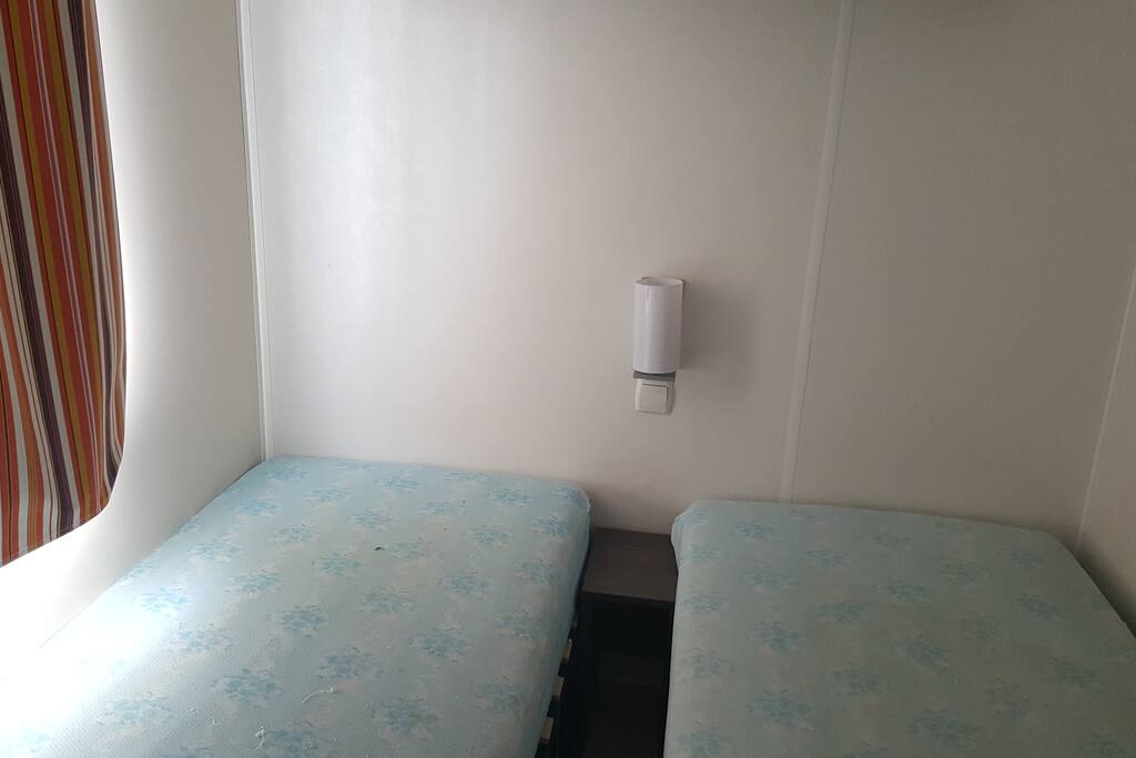 chambre 1 grand lit double avec placards