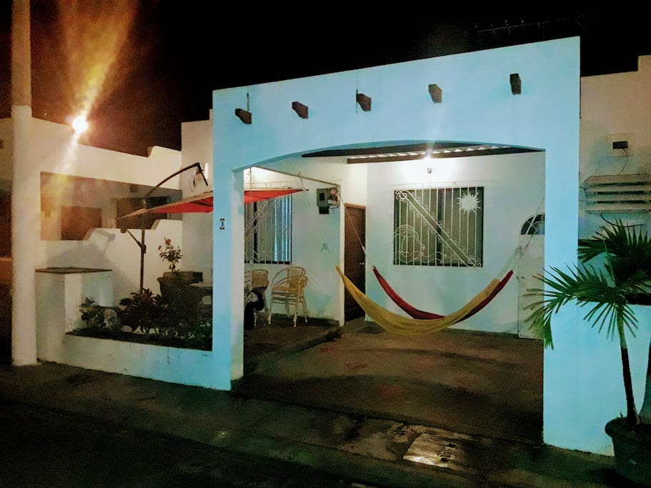 Vista nocturna de la villa