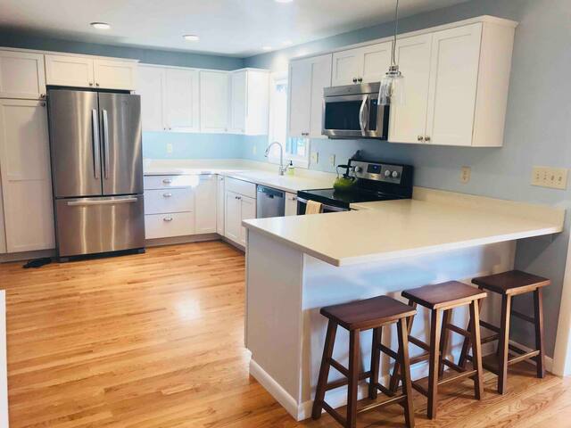 Portsmouth / Newport House, 1 mile from beach gallery image 4