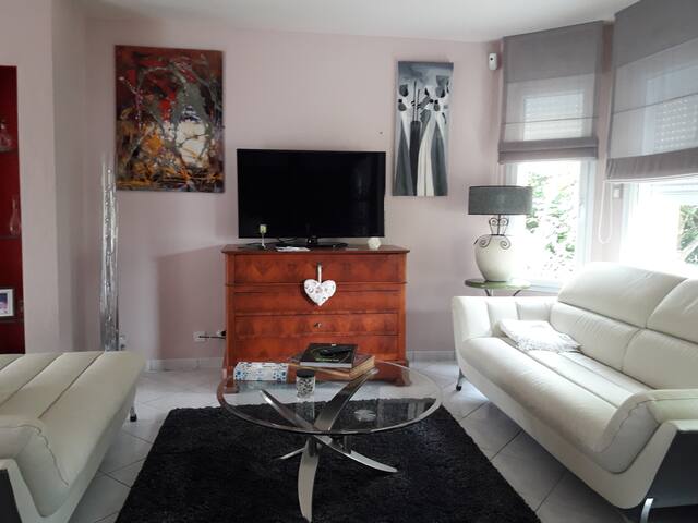 rent room in comfortable house !!