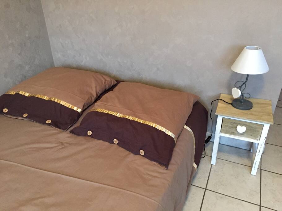 Le lit et la table de chevet