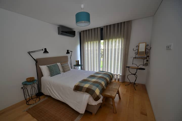 Spálňa s manželskou posteľou a priamym prístupom do záhrady