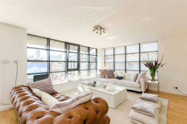 Luxury, 1100 sq ft loft-style flat central London gallery image 4