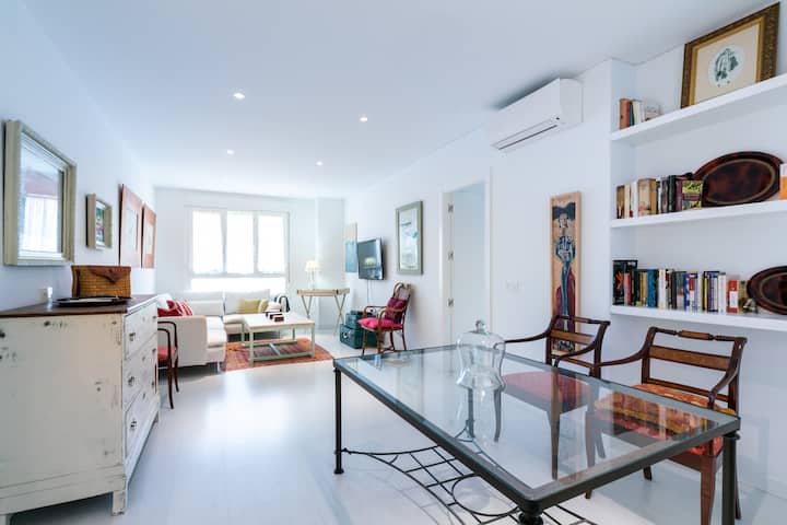 Big Flat Next To La Maestranza. - Camas
