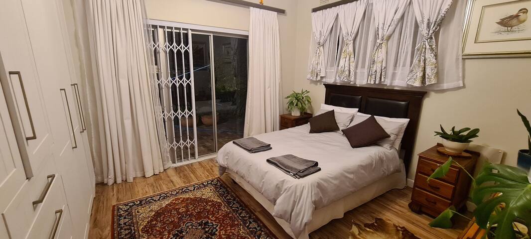 2 bedroom house Cape Town – Claremont gallery image 3