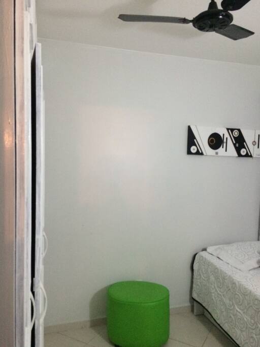 Quarto com cama de solteiro
