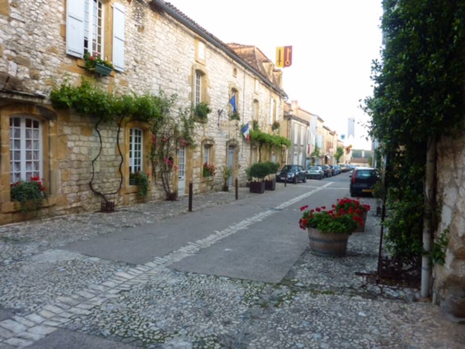 Rues fleuries dans la bastide.