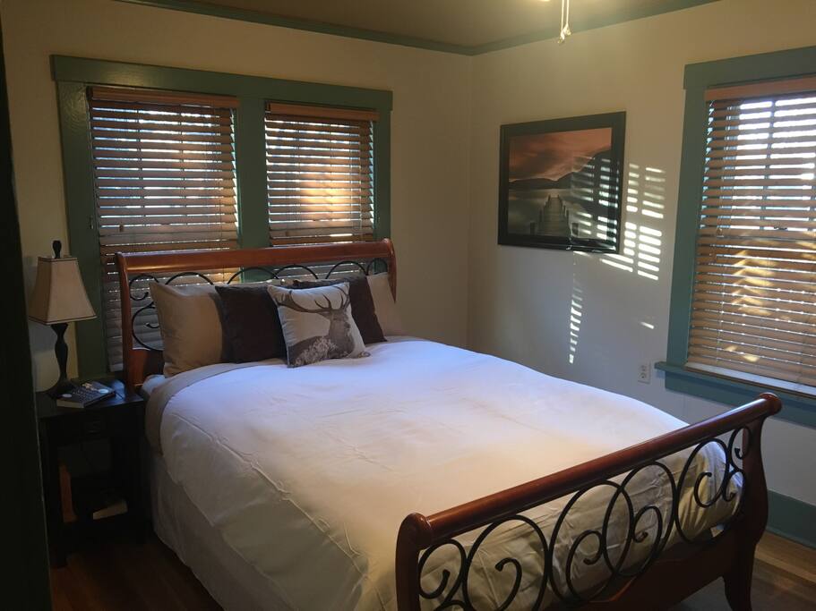 Bedroom #1 w/ 40" TV, Apple TV system, ceiling fan and queen sized bed