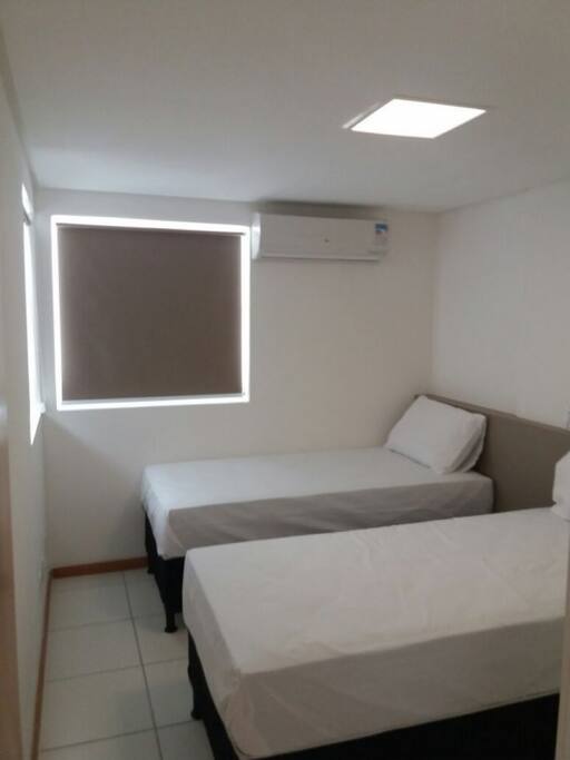 Quarto - 2 camas de solteiro + armário amplo.