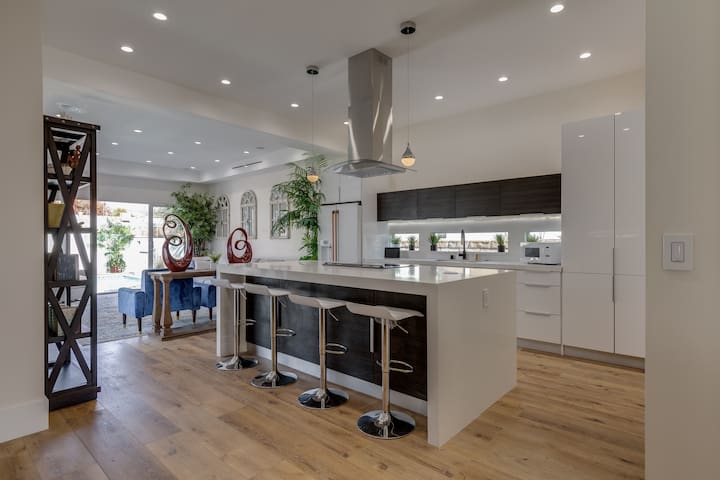 Los Angeles villa with a pool gallery image 4