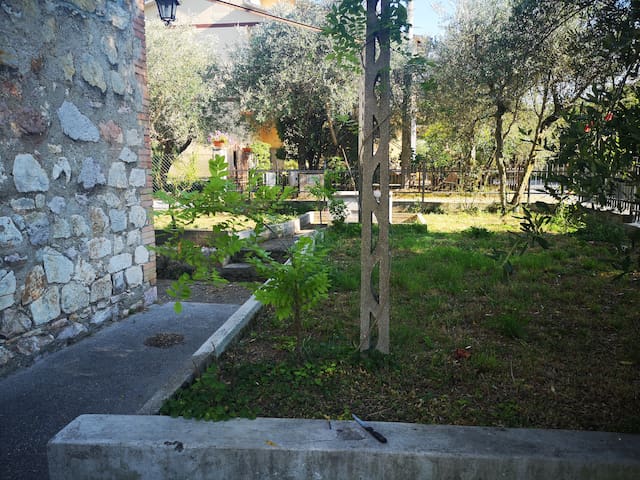 1 km from the center of Massa Martana