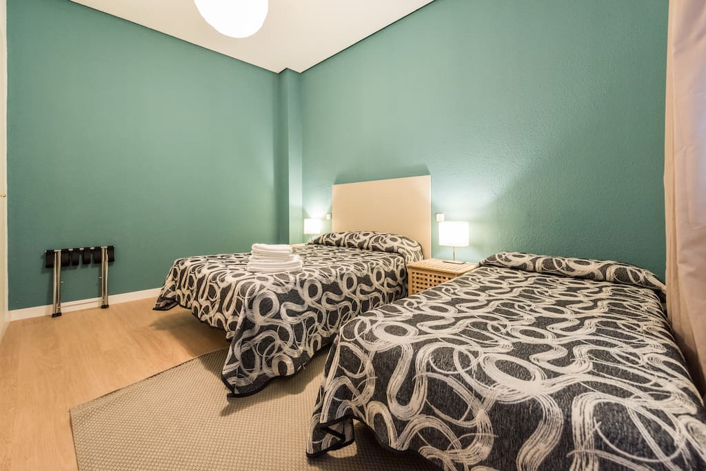 Dispone de una cama de matrimonio y otra individual