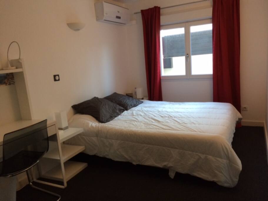 climatisation. Chambre de plain pied avec salle de douche privative