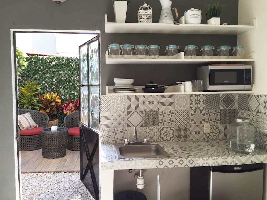 From the kitchen & dining you can enjoy the view of our private patio / Desde la cocina y comedor puedes disfrutar la vista del patio privado