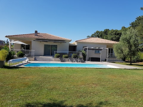 130m2 villa with swimming pool and garden of 1600m2