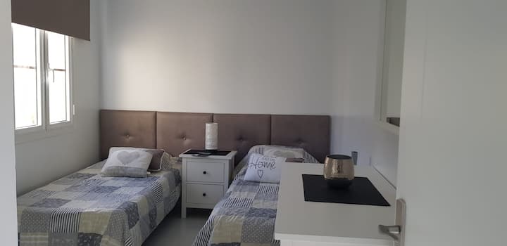 Bedroom with 2 single beds