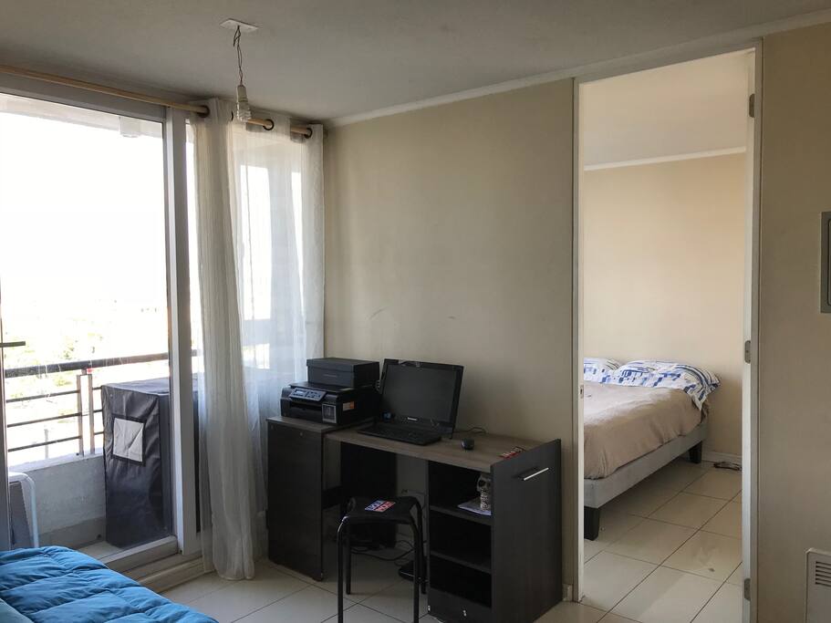 Escritorio con PC disponible para invitados.