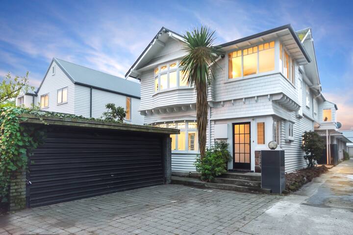 MODERN EXECUTIVE STUDIO ACROSS FROM HAGLEY PARK