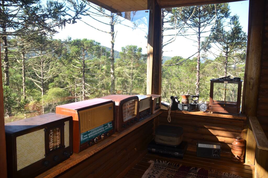 Área social com belíssima vista para o rio logo à frente das araucárias (vegetação típica da região).