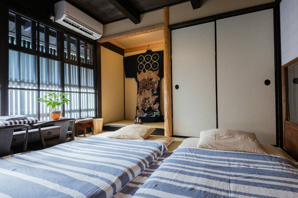 Bed room.