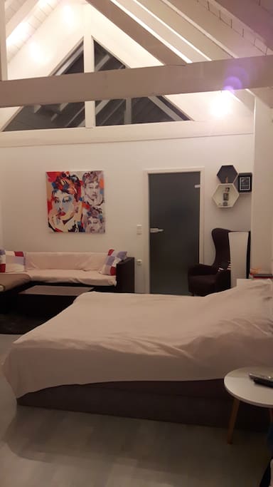 1. Etage mit Bett und Sitzgelegenheiten